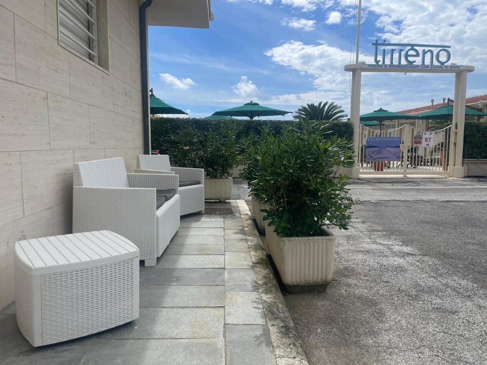 Amamare Apartments فياريجيو المظهر الخارجي الصورة